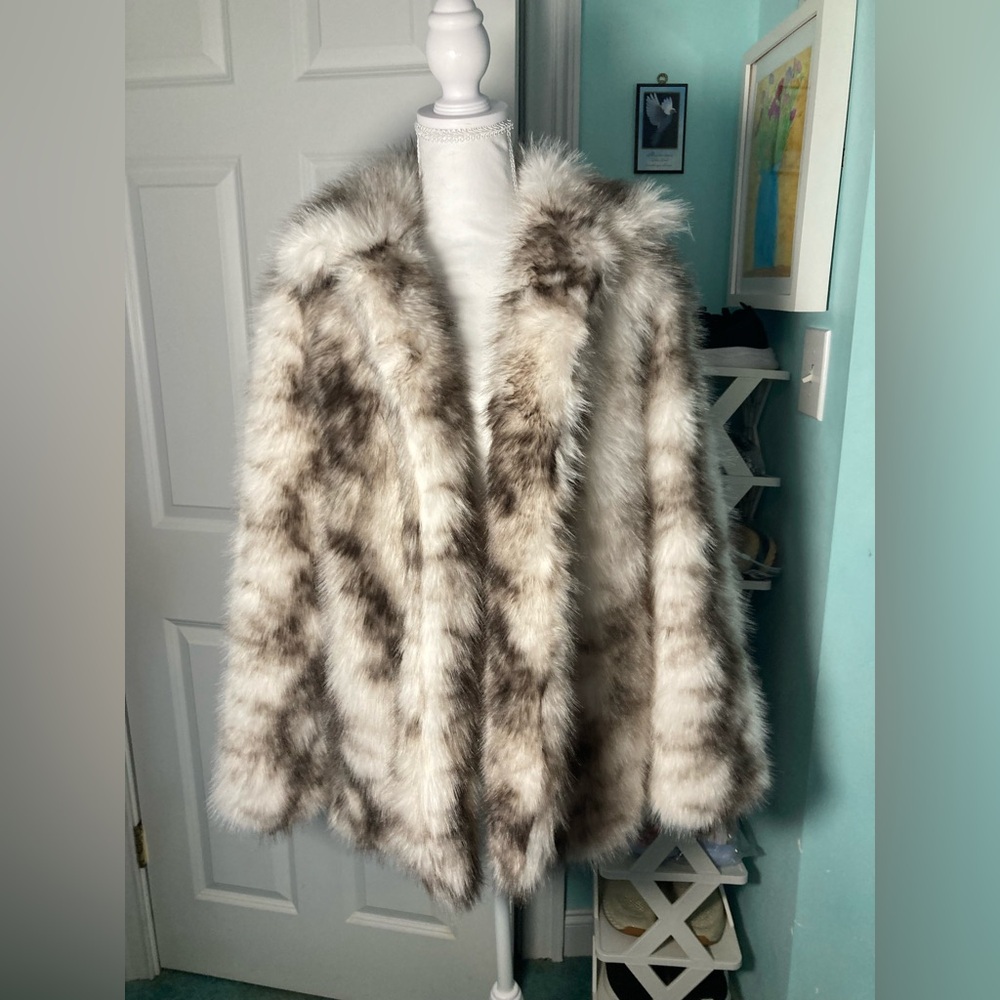 Elegant Faux Fur Coat in Gray and White - Picture 6 of 15